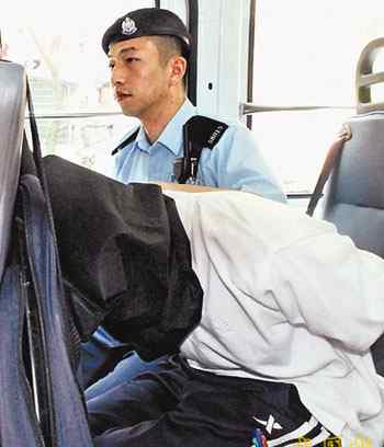 曲尺手枪 湘籍男子怀揣刀枪香港街头游荡 手枪已上膛/图