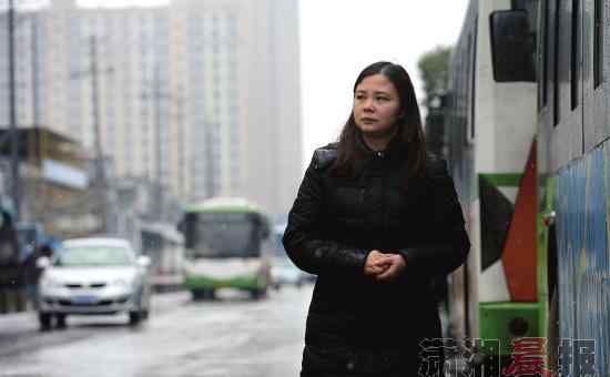 日哭11岁小女孩 长沙11岁女孩离家出走 曾哭诉想同妈妈生活/图