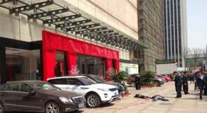 杭州大厦命案 杭州大厦命案细节：男子捅人后自杀肠子当场流出