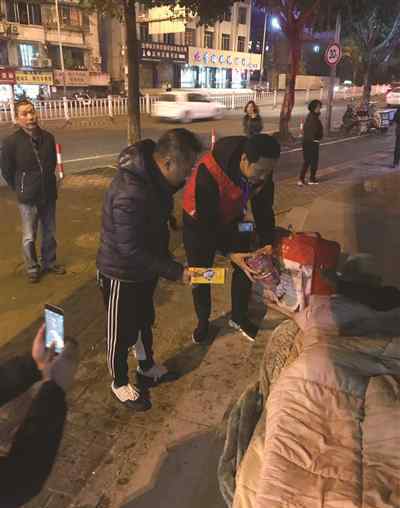 求助热线 在街头遇到需要帮助的流浪人员 麻烦你拨打这个求助热线