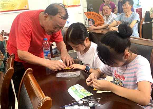 色播五月亚洲综合图区 万盛经开区：“爱心爷爷课堂”丰富青少年生活