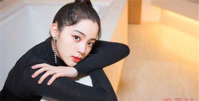 欧阳娜娜机场被男子扯头发表白 男子还试图亲欧阳娜娜