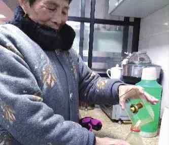 过期食用油变废为宝 娭毑想“变废为宝”：已收集16瓶油烟机废油 求支招怎么处理