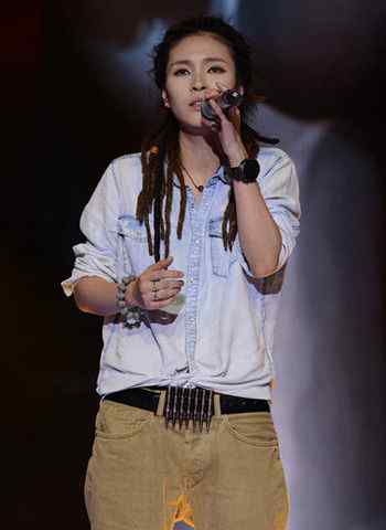 毕夏和钟伟强接吻 中国好声音美女选手毕夏成男篮国手梦中情人