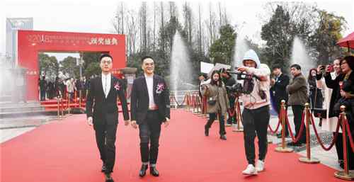 年度经济人物 2018温州经济年度人物举行颁奖典礼 南存辉等人被授予“致敬40年功勋温商”称号