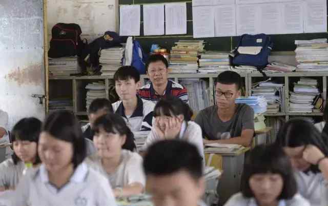 体育老师是个受 这个中学体育老师是个“教授”