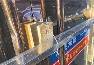 木条 面江大门用木条加固 温州市民的防台小智慧值得一学