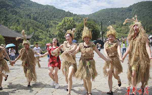 茅古斯 张家界民俗文化活动月迎来第三大节点活动--“千人狂欢茅古斯”