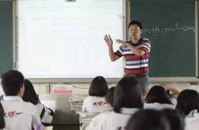 体育老师是个受 这个中学体育老师是个“教授”