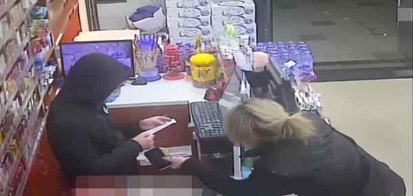 失恋醉汉强吻男店员并抢走千余元 监控画面曝光，男店员崩溃