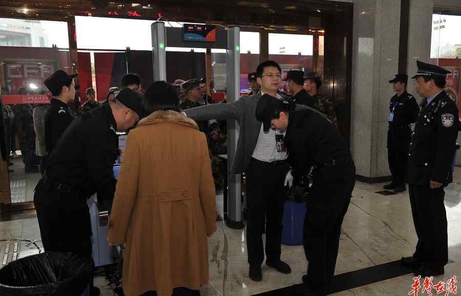 魏文超 长沙警方万名民警出动 圆满完成“中韩足球赛”安保工作