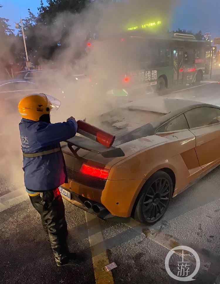 哥罗龙 路遇兰博基尼起火 外卖小哥神反应