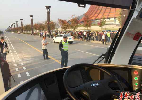 智轨列车 全球首列智轨列车株洲上路运行 多项“黑科技”护航
