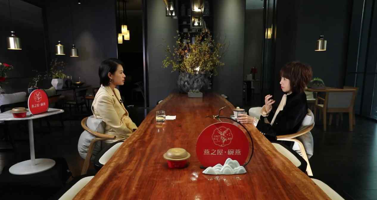 燕之屋《鲁豫有约一日行》第八季第二期，专访胡杏儿如何平衡家庭与事业