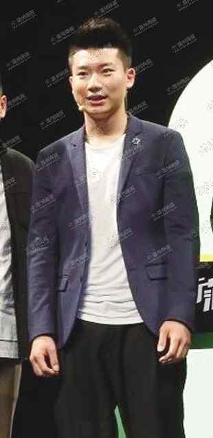 周邦威 周成建宣布辞职 30岁长女胡佳佳接任董事长兼总裁