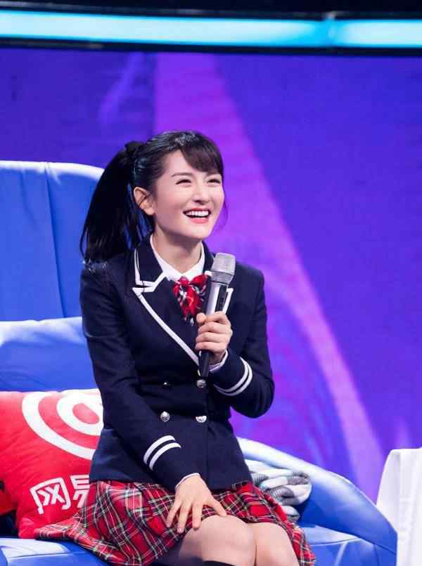 楚雨荨是谁演的 原创 39岁谢娜扮演“楚雨荨”，穿丝袜双腿无一丝缝隙，这腿比郑爽还细