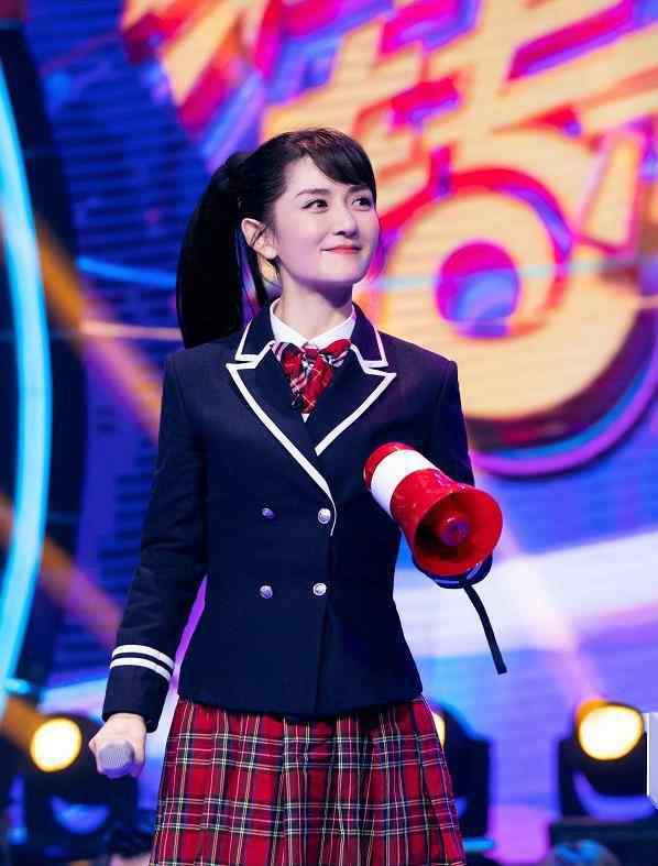 楚雨荨是谁演的 原创 39岁谢娜扮演“楚雨荨”，穿丝袜双腿无一丝缝隙，这腿比郑爽还细