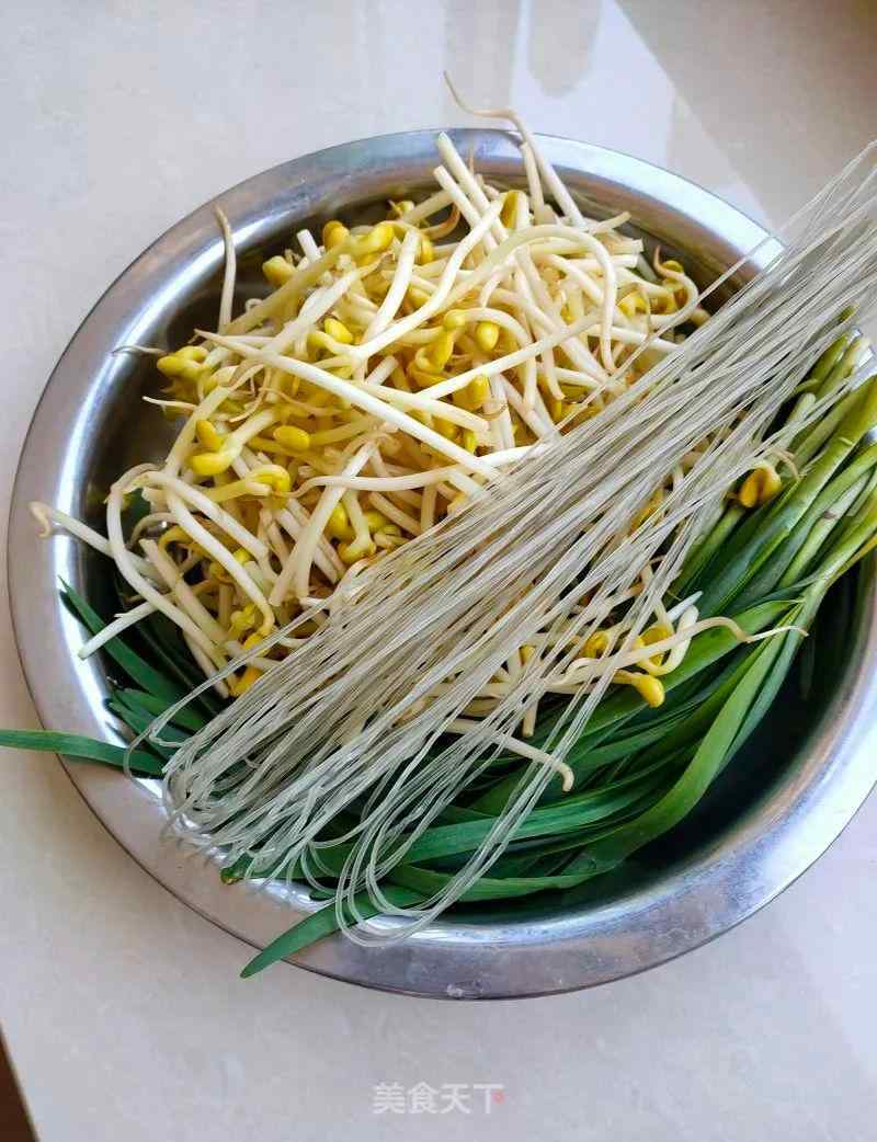 韭菜炒粉条的做法 豆芽粉条炒韭菜：全素的小炒，做法超简单，还特别好吃