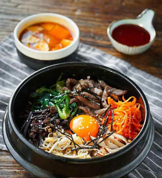 石锅拌饭酱怎么调 石锅拌饭，调了个黑暗拌饭酱，加了雪碧！口味提升不少！