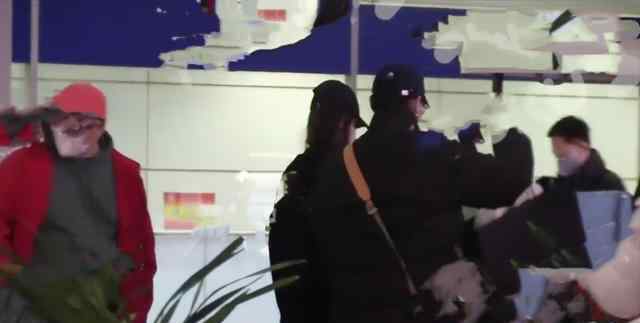 李男友 恋爱中？彭昱畅深夜与女星同回公寓，帮提行李男友力爆棚