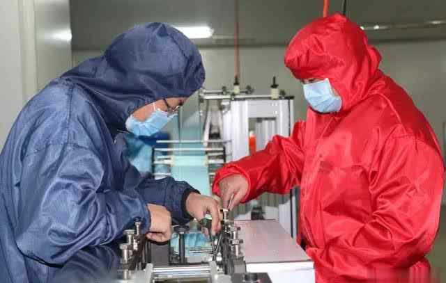 圣光医用制品股份有限公司 郏县圣光集团加足马力生产 日产防护服2.5万件，口罩50万只