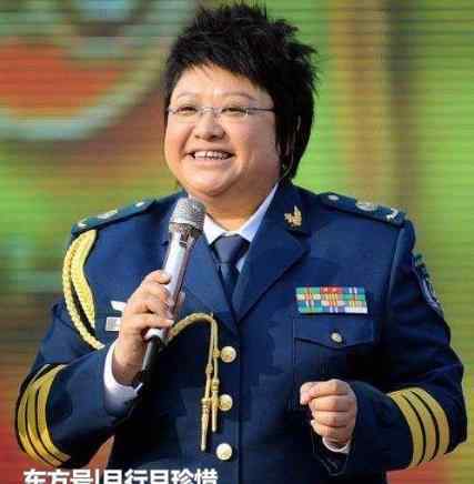 韩红病后首晒照 韩红累病后首晒照，脸色憔悴对镜头比耶，曾骂某基金会“混蛋”