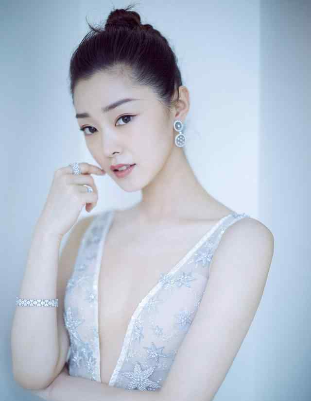 宋铁 宋轶：好好的一个姑娘为什么要叫宋铁？粉丝：因为宋金宋银宋不起