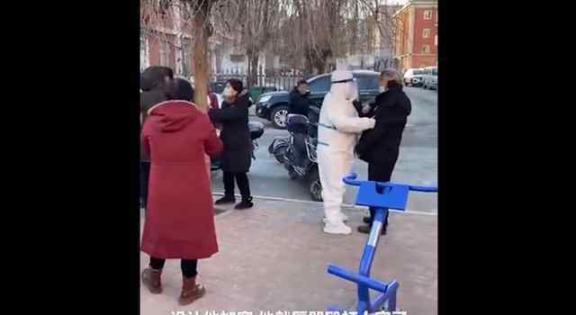 父子核酸检测点殴打民警被刑拘 到底是什么状况？