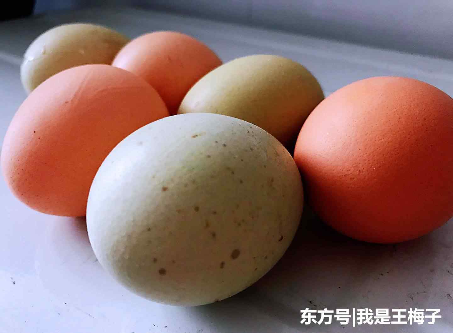 鸡蛋洗了放冰箱可以吗 鸡蛋放冰箱前，洗好还是不洗好？原来一直弄错了，难怪鸡蛋会变味