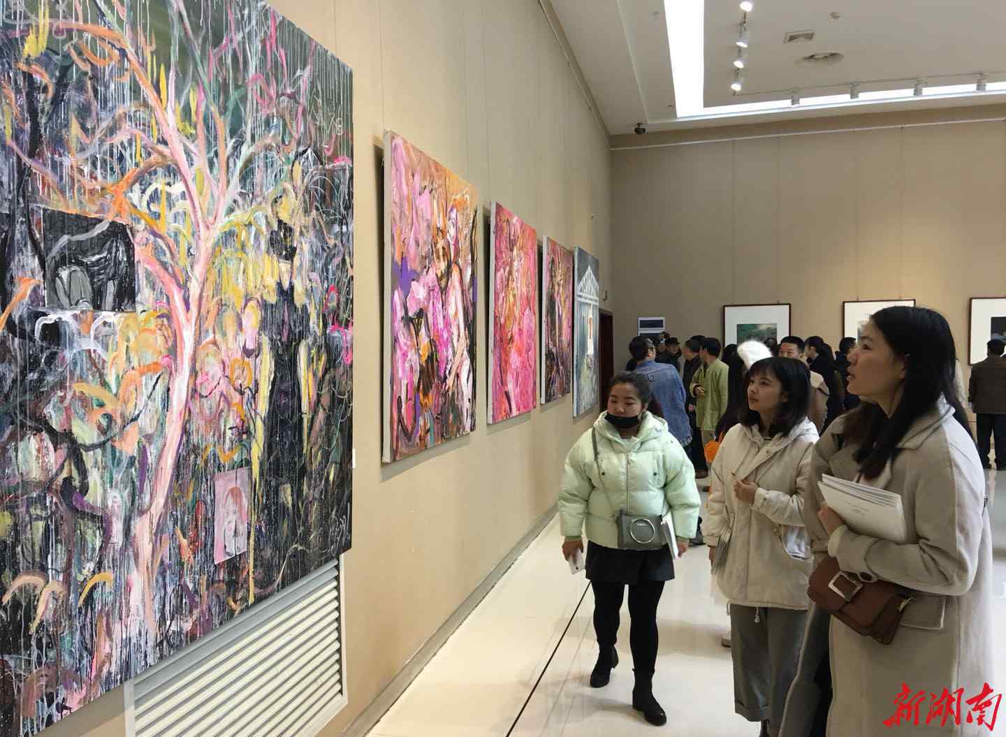 王娇阳 格物志画展亮相 岳阳5位新锐画家共创“新境界”