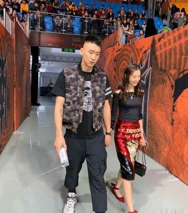 朱芳雨现任妻子 朱芳雨现任妻子罕见现身！身材苗条颜值颇高；前妻26岁离婚仍单身