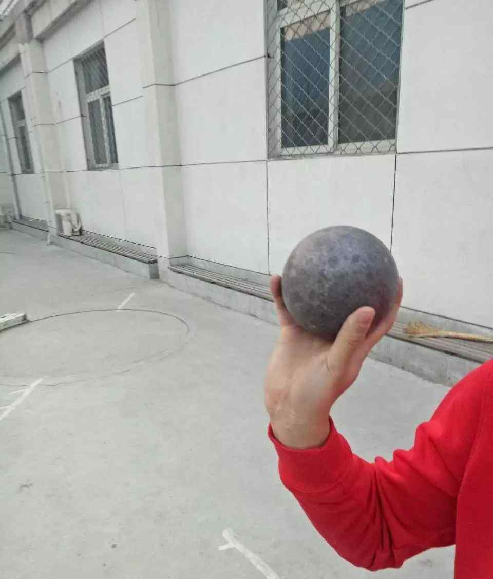 原地推铅球技术 铅球的动作技术细节