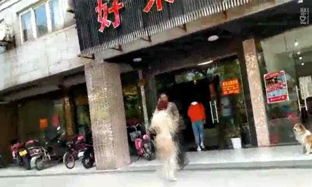 女子被扒光 嘉兴女子衣裤被老公扒光 全身赤裸站在宾馆门口