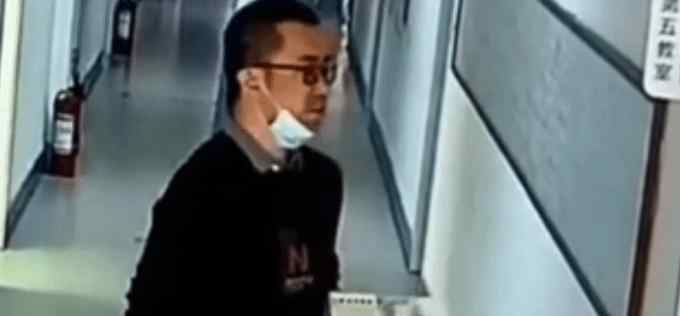 老师教室前调整笑容文章配图
