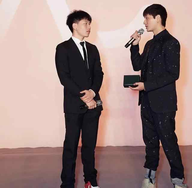 陈坤与儿子合照 陈坤晒与儿子合照，父子看起来像兄弟，“厂花”魅力不减当年