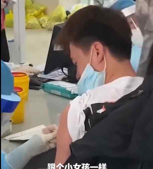 打疫苗时男生把脸埋在同学怀里 网友调侃：像小鸡崽埋在妈妈肚子里