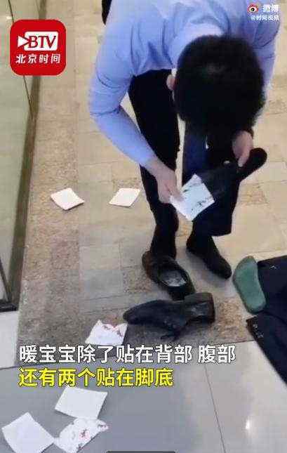 小伙贴7个暖宝宝后背冒烟 背部腹部和鞋底贴的都有