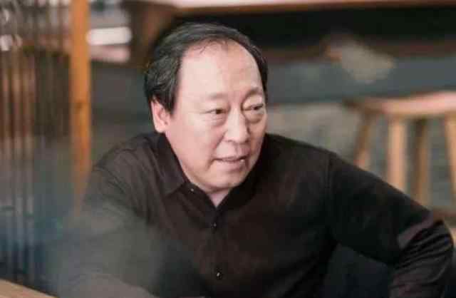 吴彦祖年轻时候的帅照 46岁才红起来的倪大红，因大眼袋被人记住，年轻时颜值帅过吴彦祖