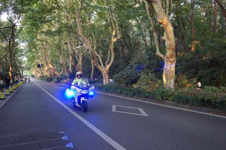 惊艳网 杭州“西湖最美女警”:执勤照惊艳网友,为热爱进入机动队