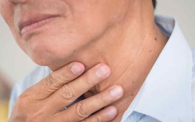 咽喉癌症状 如何区分咽喉癌，咽炎？若出现这4种现象，暗示咽喉癌已到来！