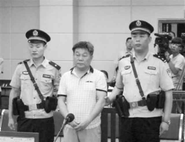 江润黎 落马男贪官批评女检察官“不时尚”：你的皮鞋都没有我的尖