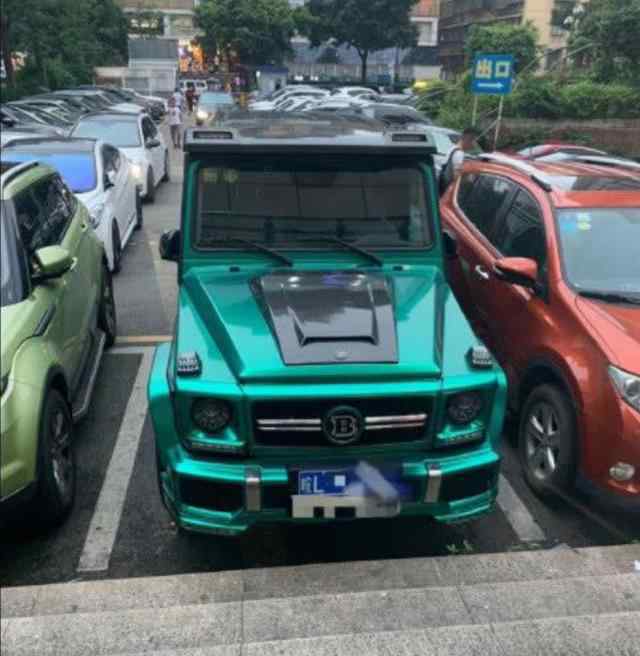 b标奔驰 安徽一辆“B”字标奔驰，车身写了两行字，路人看完羡慕不已
