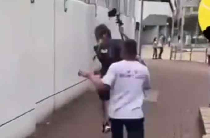 香港市民穿“中国人不吃这一套”T恤 黑记追拍骚扰 结局引起舒适！