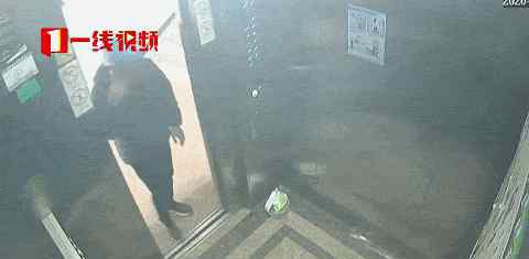 外卖小哥不满顾客要求送餐上楼 电梯内无耻一幕被监控拍下