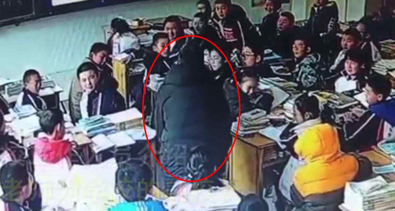 老师救卡住气管学生