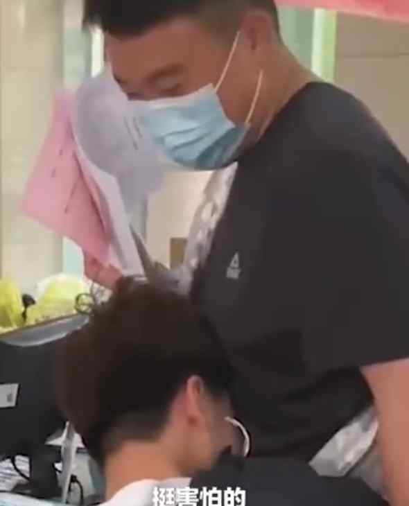 打疫苗时男生把脸埋在同学怀里 网友调侃：像小鸡崽埋在妈妈肚子里