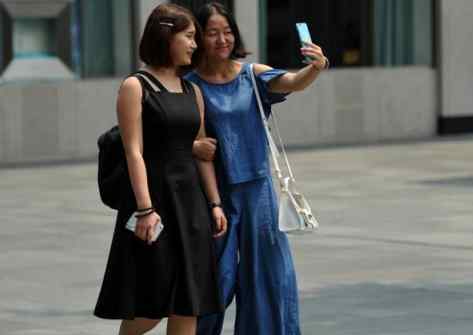 成都街头美女 成都高温持续 街头美女清凉穿着成风景