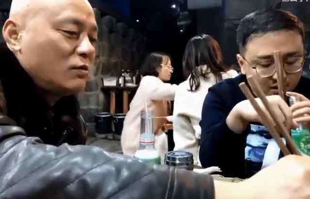 孙亚龙 孙亚龙现任老婆终于出镜，粉丝呆了：比潘慧好看多了