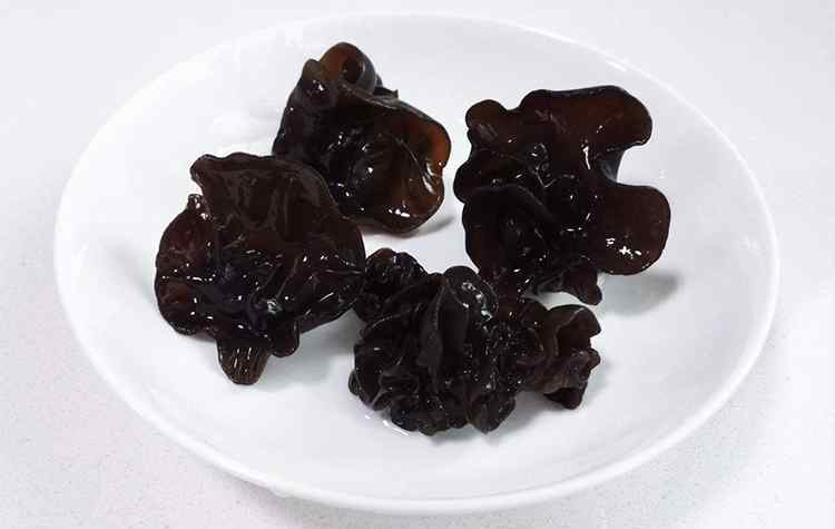 木耳要泡多久 泡两天的木耳能中毒 干菜到底泡多久才安全？