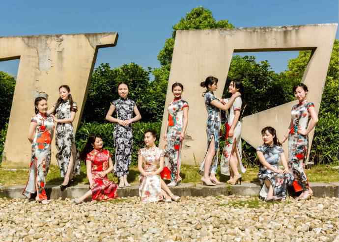 旗袍毕业照 大学女生旗袍毕业照 “中国风”圆梦青春